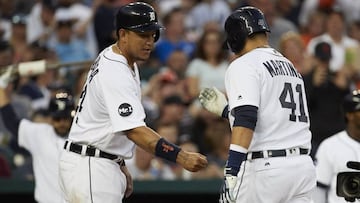 Aquí felicitando a Víctor Martínez, su compatriota Miguel Cabrera no está disfrutando de su mejor año con los Tigers.