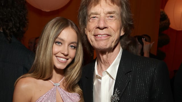 Sydney Sweeney y Mick Jagger durante la fiesta de los Oscar 2025 de Vanity Fair celebrada en Beverly Hills.