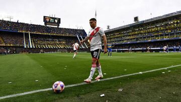BUENOS AIRES, ARGENTINA - SEPTEMBER 11: Juan Quintero of River Plate gestures during a match between Boca Juniors and River Plate as part of Liga Profesional 2022 at Estadio Alberto J. Armando on September 11, 2022 in Buenos Aires, Argentina. (Photo by Rodrigo Valle/Getty Images)