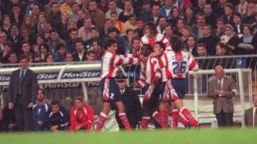 HISTÓRICO. Hasselbaink es felicitado por sus compañeros.