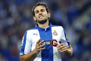 El delantero uruguayo del Deportivo de la Coruña Christian Ricardo Stuani tras fallar una ocasión de gol durante el partido de la novena jornada de liga de Primera División disputado esta tarde en el estadio de Cornellá-El Prat.