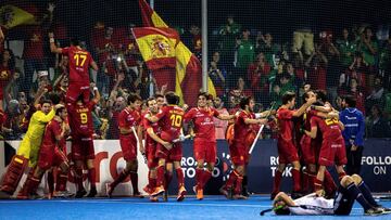 Los jugadores de la selección española celebran la victoria frente a la selección francesa, durante el segundo de los dos partidos clasificatorios para los Juegos Olímpicos de Tokio 2020.