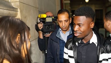 Paris Saint-Germain's defender Serge Aurier (R) arrives to the Paris courthouse early on September 26, 2016 to answer a charge of elbowing a police officer.