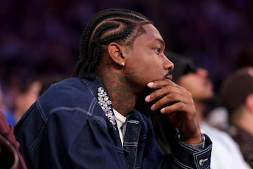 Stefon Diggs, jugador profesional estadounidense de f¨²tbol americano que juega en la posici¨®n de wide receiver y actualmente milita en los New England Patriots, en las gradas del Madison Square Garden para presenciar el cuarto partido de la eliminatoria de Playoffs entre los Boston Celtics y los New York Knicks.