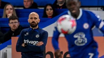 Bruno Saltor durante su interinidad como entrenador del Chelsea.