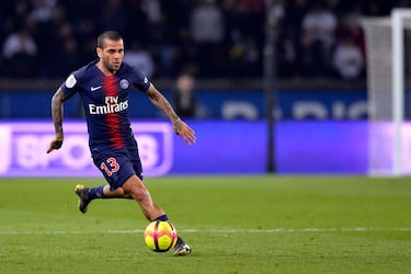 El lateral derecho brasileño jugó ocho temporadas en el Barcelona entre 2008 y 2016. Vistió la camiseta blaugrana en 408 ocasiones y marcó 22 goles. Tras pasar por la Juventus llegó al PSG en 2017 donde disputó 73 partidos hasta su salida en 2019. 