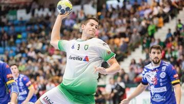 El Cangas renueva a Muratovic y el Anaitasuna al pivote Baz¨¢n