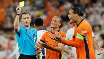 Dortmund (Germany), 10/07/2024.- Referee Felix Zwayer (L) shows a yellow card to Virgil van Dijk of Netherlands (R) the UEFA EURO 2024 semi-finals soccer match between Netherlands and England, in Dortmund, Germany, 10 July 2024. (Alemania, Países Bajos; Holanda) EFE/EPA/RONALD WITTEK