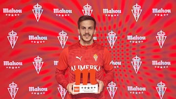 22-01-26. ERIC CURBELO, CON SU TROFEO COMO MEJOR JUGADOR DEL SPORTING EN EL MES DE DICIEMBRE.