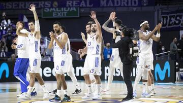 Los jugadores del Real Madrid agradecen el apoyo de su afici&oacute;n despu&eacute;s de ganar en el WiZink Cen-ter al Armani Mil&aacute;n.