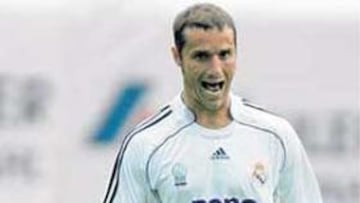 <b>SE MARCHA. </b>Iván Helguera deja el Madrid para irse al Racing.