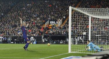 Gayà asked Busquets about Messi's disallowed goal at half-time