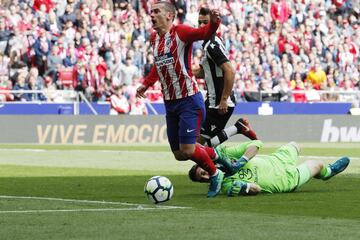 ¡Tarjeta amarilla para Griezmann por simular penalti! El francés se ha ido desde el medio del campo en velocidad, al entrar en el área intenta regatear a Oier y deja el pie atrás.