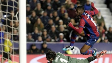 El centrocampista del Levante Lerma chuta ante el portero Keylor Navas.