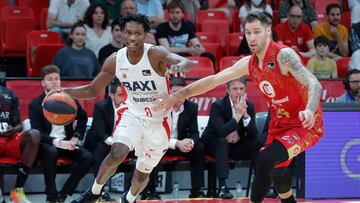 ZARAGOZA, 26/04/2023.- El base del Baxi Manresa Brancou Badio (i) intenta superar al serbio Stefan Jovic, del Casademont, durante el partido de la jornada 28 de Liga ACB que Casademont Zaragoza y Baxi Manresa juegan hoy miércoles en el pabellón Príncipe Felipe. EFE/ Javier Cebollada