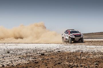 El asturiano se divierte en Sudáfrica con el coche ganador del rally junto a De Villiers y empieza a valorar de manera seria competir en la carrera del desierto.