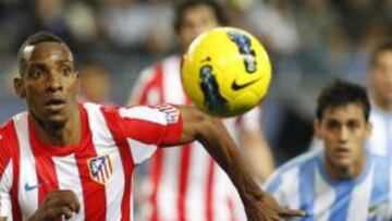 <b>SANCIONADO. </b>Perea persigue un balón ante Juanmi, del Málaga.