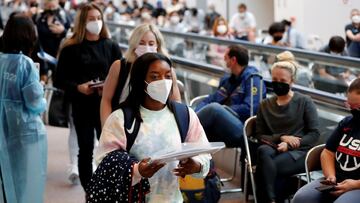 Miembros del equipo de gimnasia de EE. UU., Incluida Simone Biles, llegan al Aeropuerto Internacional de Narita antes de los Juegos Olímpicos de Tokio 2020, en Narita, al este de Tokio, Japón, el 15 de julio de 2021.