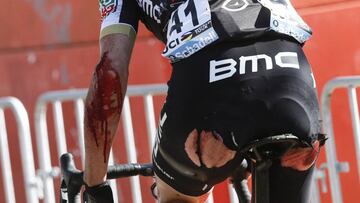 GRA391. EIBAR (GIPUZKOA), 07/04/2017.- El corredor español Samuel Sánchez (BMC) llega, tras una caída, a la meta de la quinta etapa de la 57 Vuelta al País Vasco, una jornada reina de la carrera vasca con 139,8 kms. entre Bilbao y el Santuario de Arrate en Eibar. EFE/Javier Etxezarreta