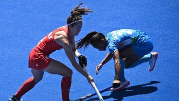 Anna-Frances Toman dribla a Lalremsiami durante el partido de hockey hierba por el bronce entre Reino Unido e India.