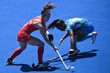 Anna-Frances Toman dribla a Lalremsiami durante el partido de hockey hierba por el bronce entre Reino Unido e India.