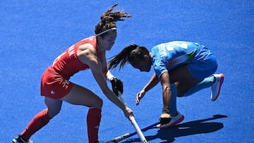 Anna-Frances Toman dribla a Lalremsiami durante el partido de hockey hierba por el bronce entre Reino Unido e India.