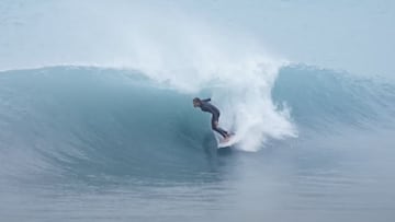 El surfista barcelon&eacute;s Alex Vilalta surfeando un tubo en Barcelona. 