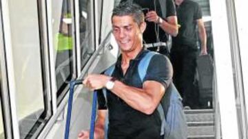 <b>EN SUECIA. </b>Cristiano tomó un avión privado para ir con su selección.