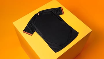 La Roma y Adidas presentaron la nueva equipaci¨®n alternativa para esta temporada. La nueva equipaci¨®n luce negra con el escudo de la Loba, que visti¨® el pecho romanista entre 1979 y 1997, y detalles art¨ªsticos recordando la ¨¦poca romana.