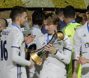 Modric con el trofeo junto a Kovacic.