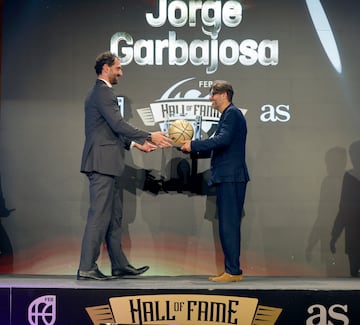 Jorge Garbajosa recibe el galardón de manos de Vicente Jiménez, Director del Diario AS.