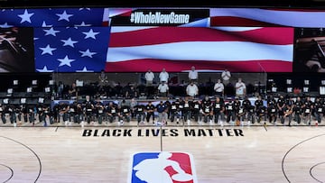 Los jugadores se arrodillan durante el himno ante de un partido, Jazz-Pelicans, en la burbuja de Florida, en 2020.
