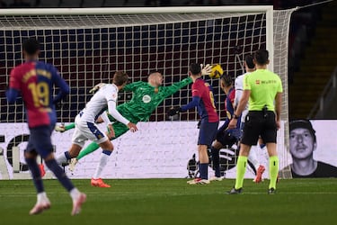 Sergio González del CD Leganes anota el primer gol de su equipo durante el partido LaLiga EA Sports entre el FC Barcelona y el CD Leganés en el Estadi Olimpic Lluis Companys, el 15 de diciembre de 2024 en Barcelona. La victoria del equipo madrileño por 0-1 fue la sorpresa de la jornada 17. 