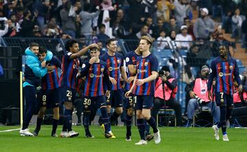 Los jugadores del Barcelona celebran el 0-3 del partido.
