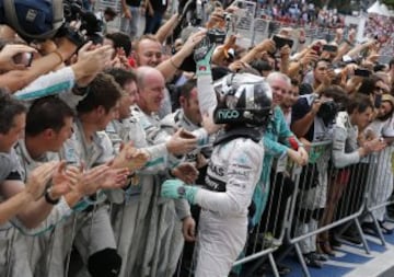 El piloto de Fórmula Uno Nico Rosberg celebrando su victoria en el  Gran Premio de Brasil 