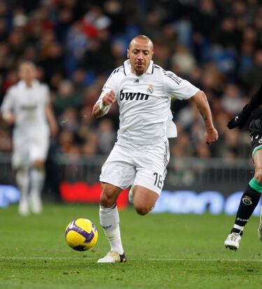 Otro misterio sin resolver. El Madrid, en la época de Ramón Calderón, pagó 1,5 millones por su cesión al West Ham. Hacía falta un hombre de banda y vieron en el francés la solución. Estaba totalmente fuera de punto. El primer día que llegó ya visitó el Txistu. Se llegó a quedar dormido una vez en el banquillo… Sólo jugó 60 minutos con la camiseta del Madrid.