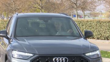 Unos aficionados vacilan a Bale a la entrada de Valdebebas: "Te quedan 3 meses..."