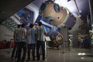 Aficionados argentinos observan el Museo Espacial.
