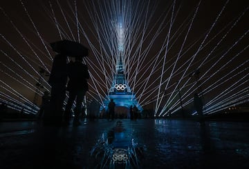 Siendo los mayores representantes de la farsa teatral. La apertura parisina fue bastante francesa, no hay que ir muy lejos para saber que se caracterizan por marcar tendencias y generar irreverencia, solo hay que fijarse en su literatura, o en los últimos 100 años del cine francés para saber que es parte  de su cultura.