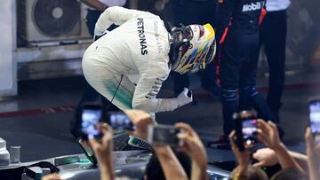 Lewis Hamilton celebrando su victoria en Singapur.