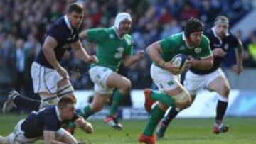 O'Brien corre hacia la linea de ensayo en su choque ante Escocia.