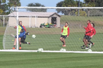 El Bayer Leverkusen entrena en el campo deportivo del Omni Resort. 