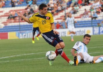 Rafael Santos Borré (izquierda)  pierda una clara oportunidad de gol por el cierre del argentino Emanuel Mammana.