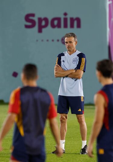 El seleccionador español observa detenidamente los ejercicios de los jugadores de España.