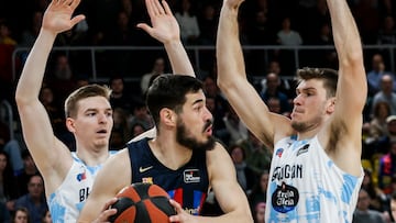 BARCELONA, 12/02/2023.- El ala-pivot serbio del FC Barcelona Nikola Kalinic (c) se enfrenta al pivot estadounidense Ethan Happ (d), y al base alemán Justus Hollatz (i), del Río Breogán, durante su partido de la jornada 20 de la Liga Endesa de baloncesto disputado este domingo en el Palau Blaugrana, en Barcelona. EFE/ Quique García
