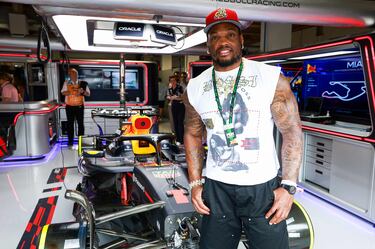 Derrick Henry Jr. en el box de Oracle Red Bull Racing antes del Gran Premio de F1 de Miami.