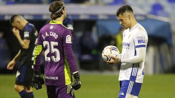 Narváez se dispone a lanzar el penalti con el que el Zaragoza derrotó a la Ponferradina la temporada pasada.
