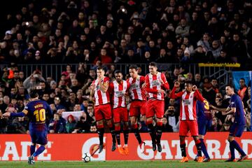 Barcelona 6-1 Girona | El líder aplastó a un valiente Girona con exhibición de Messi y de Suárez. El argentino marcó dos goles y dio otro. Hat-trick del uruguayo. Coutinho se unió a la fiesta.
