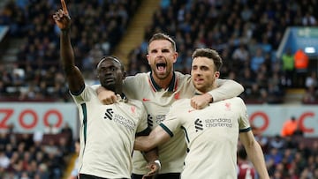 Matip y Man¨¦ mantienen con vida al Liverpool