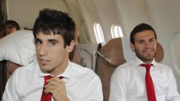 <b>CAMPEONES. </b>Javi Martínez y Mata, en el vuelo de regreso de Sudáfrica. La otra novedad es Iraola.